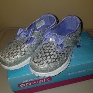 Girls sketchers go walk slip on